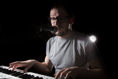 keyboarder oynama ve şarkı. 