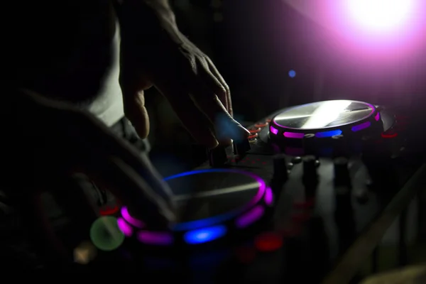 Mezclador de consola DJ que controla con dos manos —  Fotos de Stock