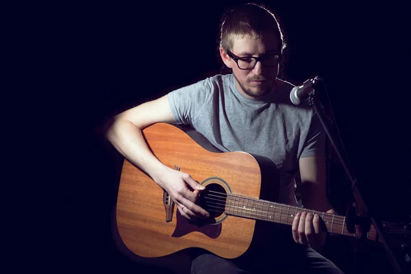 Sänger spielt Gitarre und singt. — Stockfoto