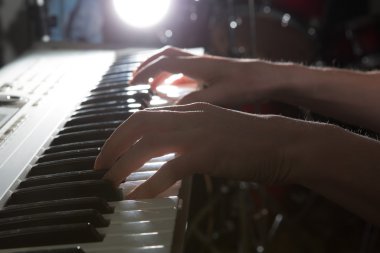 Piyanist müzisyen piyano müzik aleti çalmaya. 