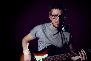 Işıkları ile çevrili oyun rock gitaristi