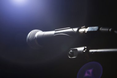 Siyah koyu arka plan üzerinde siyah mikrofon. 