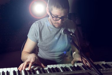 keyboarder oynama ve şarkı. 