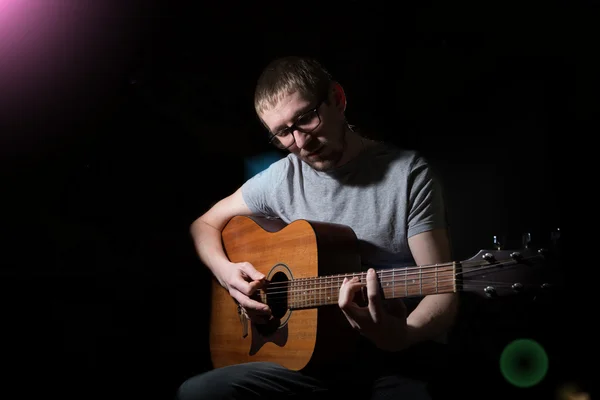 Muzikant speelt op akoestische gitaar — Stockfoto