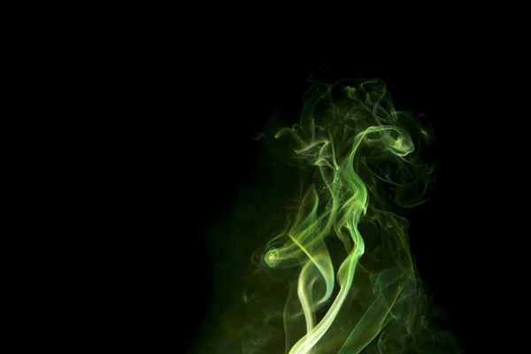 Grüner abstrakter Rauch auf schwarzem Hintergrund — Stockfoto
