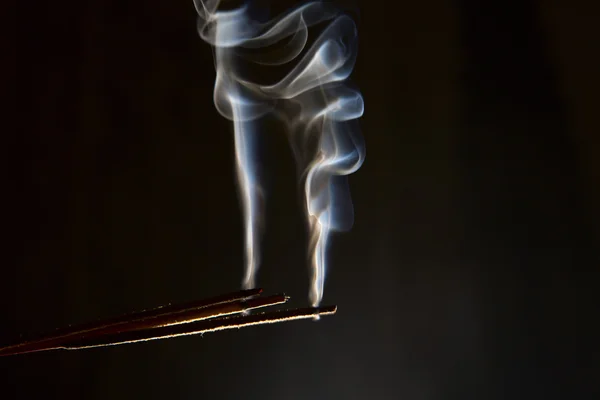 Белый поднимающийся дым от ароматной палки — стоковое фото