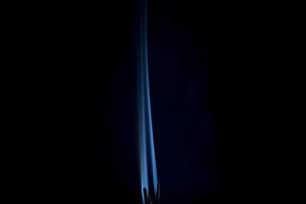 Красивый абстрактный синий объект против черного — стоковое фото