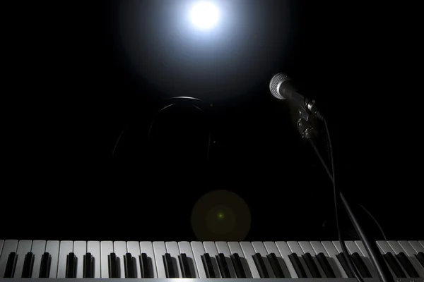 Micrófono y piano en fondo oscuro —  Fotos de Stock