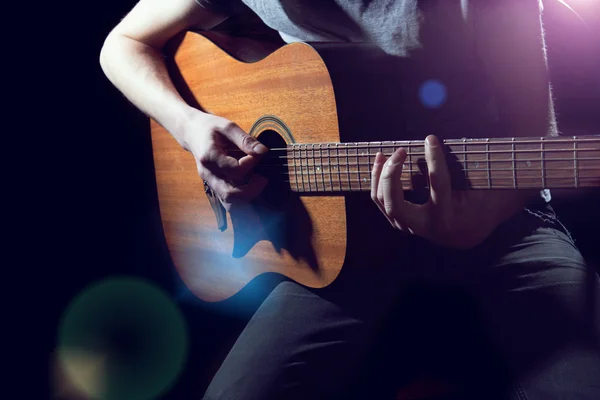 음향 기타로 연주하는 음악가 — 스톡 사진
