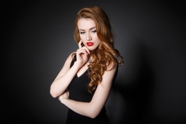 Arka planda yalnız kadın