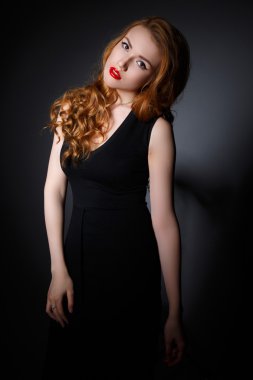 Arka planda yalnız kadın