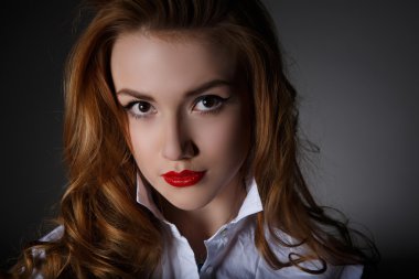 Beyaz bir adamın gömlek güzel genç kadın