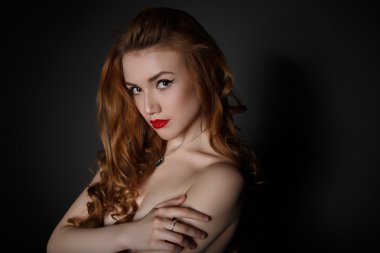 siyah arka plan üzerine Kahverengi kıvırcık saçlı güzel model