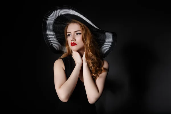 Retro mujer en sombrero retrato de moda vintage . —  Fotos de Stock