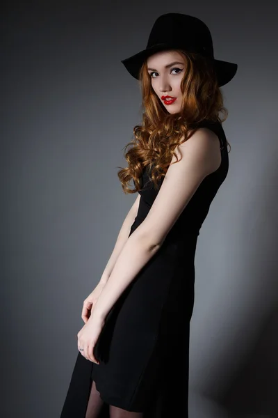 Retrato de mujer elegante en sombrero negro y vestido . — Foto de Stock