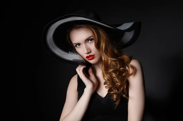 Retrato de mujer elegante en sombrero negro y vestido . — Foto de Stock
