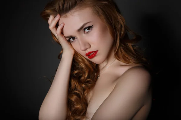 Червоні волосся дівчини портрет чорною фарбою — стокове фото