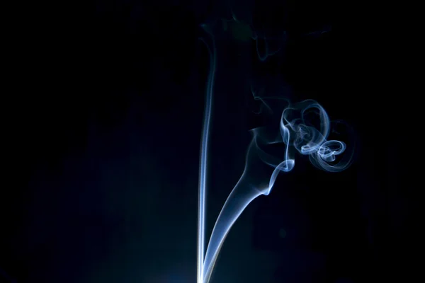 Творческий дым на черном фоне . — стоковое фото