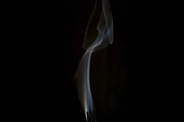 Weißer Rauch auf isoliertem dunklem Hintergrund — Stockfoto
