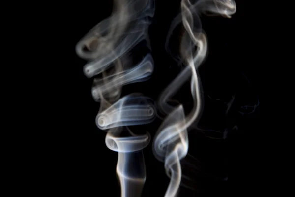 Grauer Rauch auf natürlichem schwarzen Hintergrund — Stockfoto