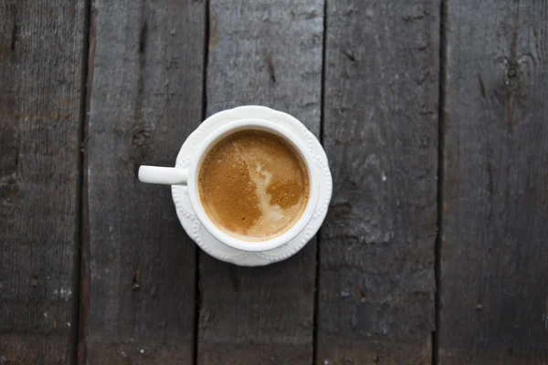 Blick auf die Kaffeetasse auf dem Holztisch — Stockfoto