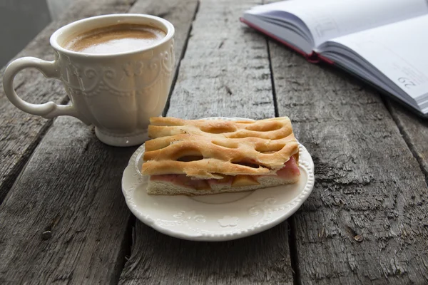 Äppelpaj med fika på bordet — Stockfoto