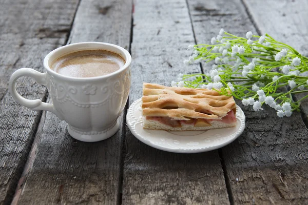 Äppelpaj och fika med blommor på bordet — Stockfoto