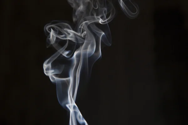 Fehér füst elszigetelt sötét háttér — Stock Fotó