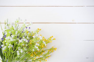 Eski ahşap arka plan üzerinde kır çiçekleri