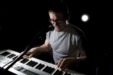 keyboarder oynama ve şarkı. 