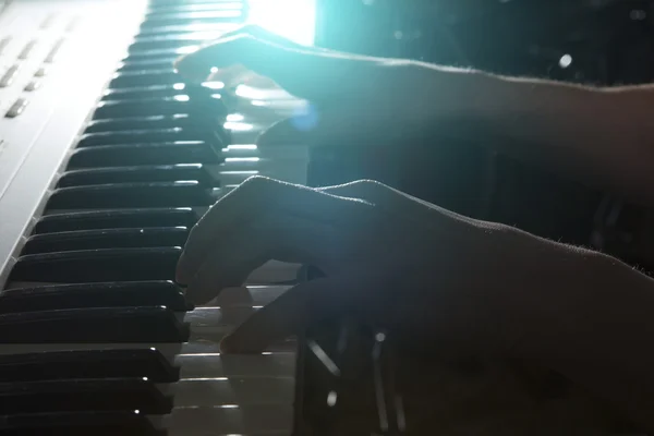 Пианист играет на фортепиано . — стоковое фото