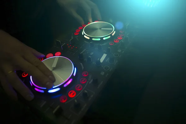 DJ konzole směšovač ovládání se dvěma rukou — Stock fotografie