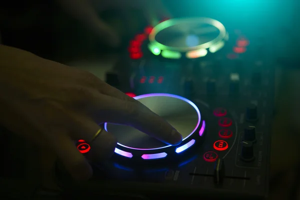 Gece kulübünde DJ konsolu müzik parti 