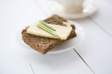 Karanlık ekmek dilim peynir ve taze soğan ile