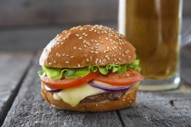 Ahşap masa bira taze ve sulu hamburger.