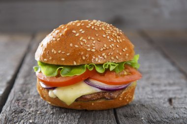 Hamburger çizburger tablo ahşap yüzey üzerinde