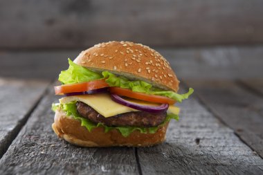 Hamburger, taze sebze ile ev yapımı hamburger