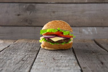 ahşap üzerine lezzetli hamburger