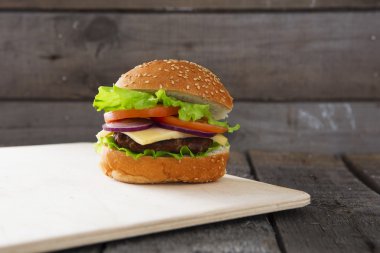 Hamburger çizburger tablo ahşap yüzey üzerinde
