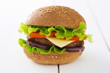 Hamburger, taze sebze ile ev yapımı hamburger