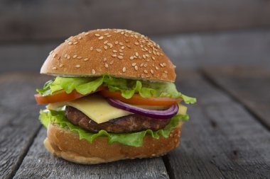 ahşap üzerine lezzetli hamburger