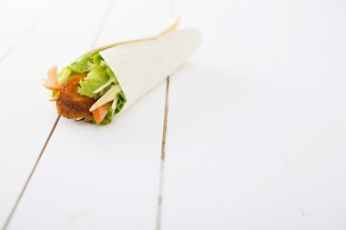 Tavuk ve sebze ile taze şal sandviç