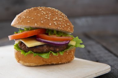 Köy ahşap yüzeyinde Burger 'in Kapanışı 