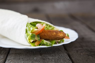 Tavuk ve sebze taze sulu tortilla sarın