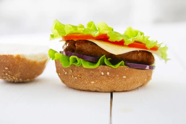 Hambúrguer, hambúrguer caseiro com legumes frescos — Fotografia de Stock