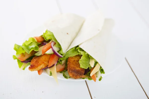 Paar frische, saftige Tortilla-Wraps mit Huhn und Gemüse — Stockfoto
