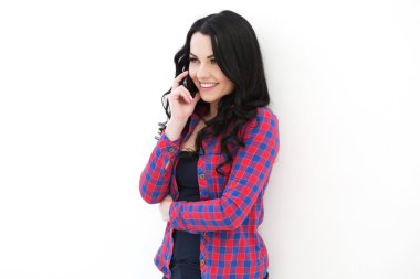 Kareli gömlekli telefonda konuşan kız.