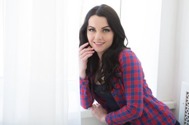 Ekose gömlek poz içinde genç güzel kıvırcık kadın