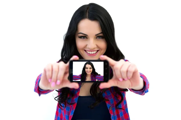Retrato de mujer linda haciendo foto selfie en el teléfono inteligente — Foto de Stock