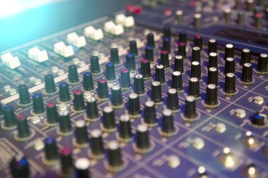 Profesyonel ses kaydı için konsol karıştırma. 